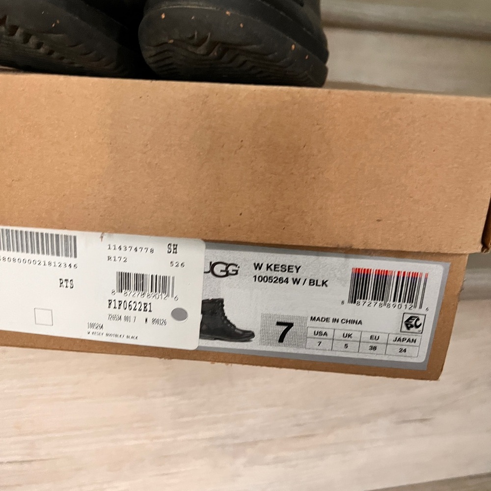 UGG Women's Kesey Black and Gray Combat Boots Size 7 - Picture 4 of 7